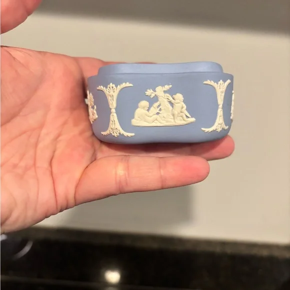 Small Lidded Blue Jasperware Trinket Dish - Picture 5 of 9